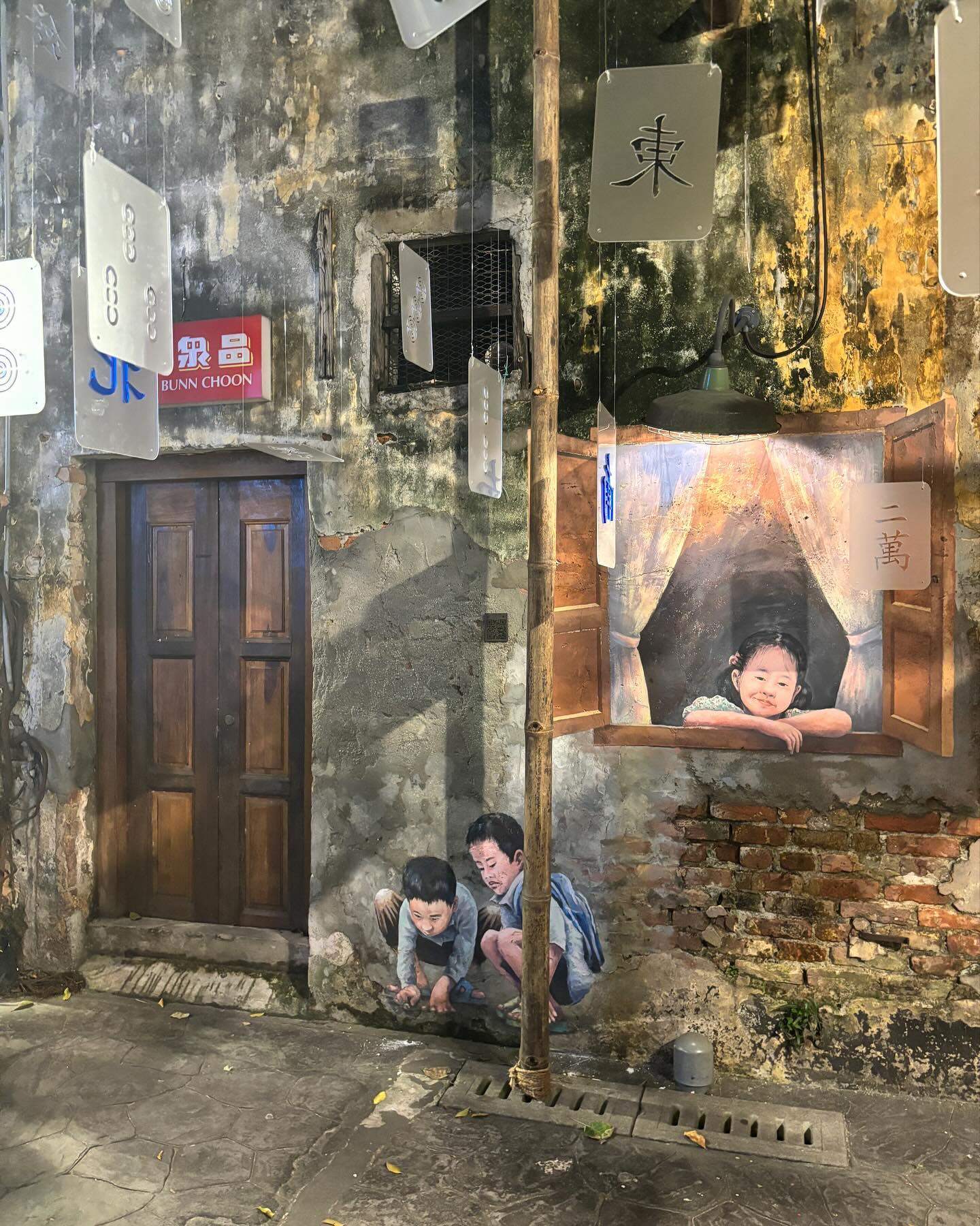 Stumbled upon vibrant street art while wandering through Chinatown in KL. 🎨
Near the famous night market Petaling.

 #UrbanArt #KLAdventures #chinatown #KualaLumpur #Petaling  #streetart