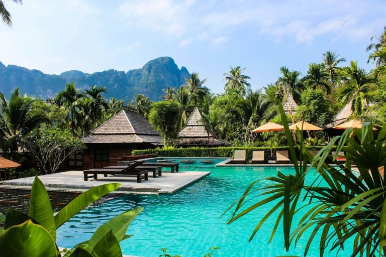 Hotels vs Airbnb in Asia (2026): Why I Switched to Hotel Rewards